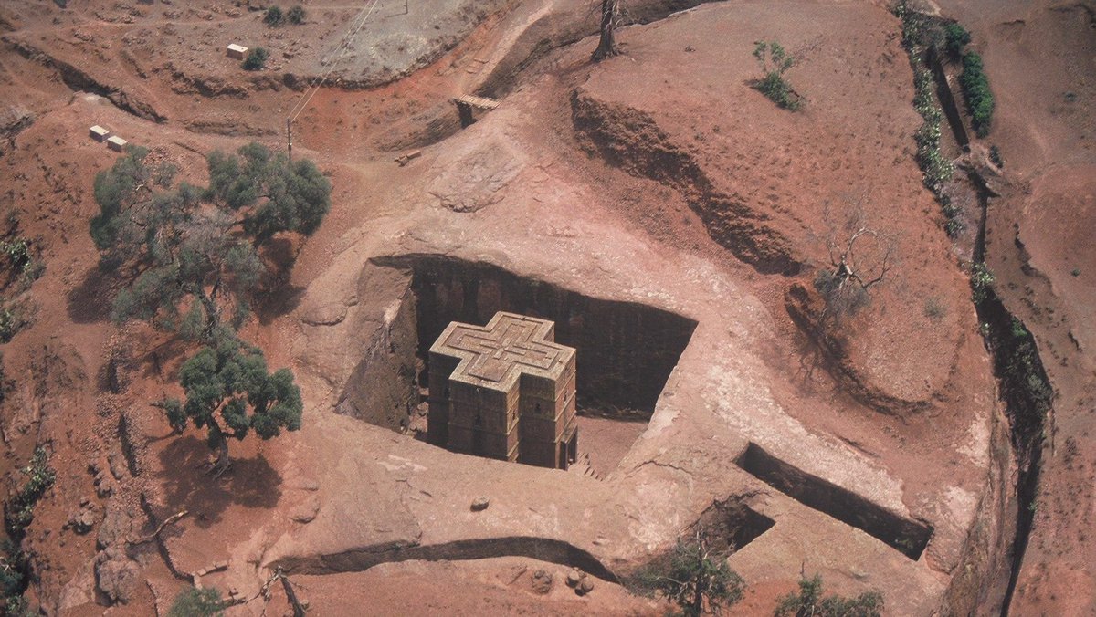  #ForgottenAfricanArchitecture(8/15) Amhara (Ethiopia): Lalibela's inhabitants literally carved whole buildings into the rock. A Portuguese explorer said " I am weary of writing more about these buildings, because it seems to me that I shall not be believed if I write more..."