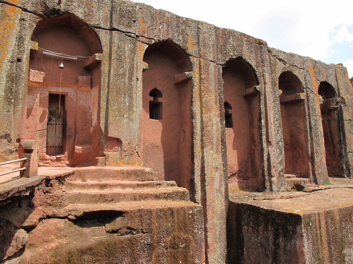  #ForgottenAfricanArchitecture(8/15) Amhara (Ethiopia): Lalibela's inhabitants literally carved whole buildings into the rock. A Portuguese explorer said " I am weary of writing more about these buildings, because it seems to me that I shall not be believed if I write more..."