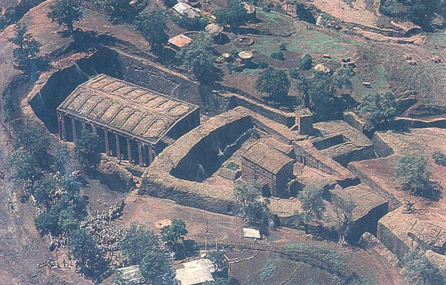  #ForgottenAfricanArchitecture(8/15) Amhara (Ethiopia): Lalibela's inhabitants literally carved whole buildings into the rock. A Portuguese explorer said " I am weary of writing more about these buildings, because it seems to me that I shall not be believed if I write more..."