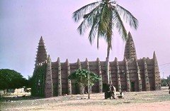  #ForgottenAfricanArchitecture(9/15) Senufo/Dyula (Ivory Coast) The multi-ethnic Kong Empire was powerful and its imposing capital, Kong, was a city famous for its religious tolerance with muslim scholar, animist generals and christian visitors all coexisting peacefully.