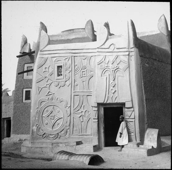  #ForgottenAfricanArchitecture(11/15) Hausa (Nigeria & Sahel Region): Hausa history is rife with ancient powerful kingdoms, scholars and great cities. Their houses used to reflect these ancient cultures: the decorations are not just symbolic but they "speak" about the owner.
