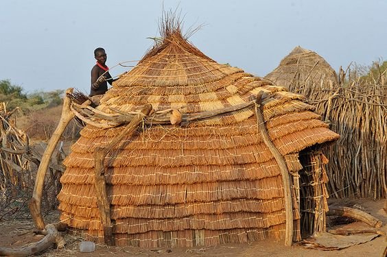  #ForgottenAfricanArchitecture(10/15) Toposa (South Sudan): Sadly South Sudan is in the news only for its issues but as we struggle to encourage more women into architecture, it's worth mentioning that, as in many part of the continent, Toposa homes were entirely built by women.