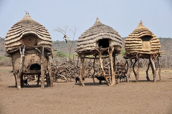 #ForgottenAfricanArchitecture(10/15) Toposa (South Sudan): Sadly South Sudan is in the news only for its issues but as we struggle to encourage more women into architecture, it's worth mentioning that, as in many part of the continent, Toposa homes were entirely built by women.