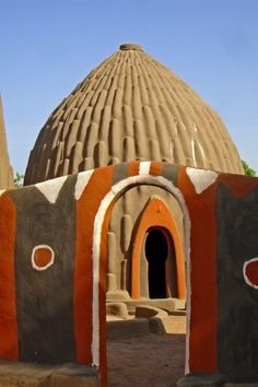  #ForgottenAfricanArchitecture(13/15) Musgum (Cameroon/Chad) These disappearing mud huts are not just incredibly elegant but according to architect and author of "Earth Architecture" Ronald Rael they are "a catenary arch - the idea mathematical form".