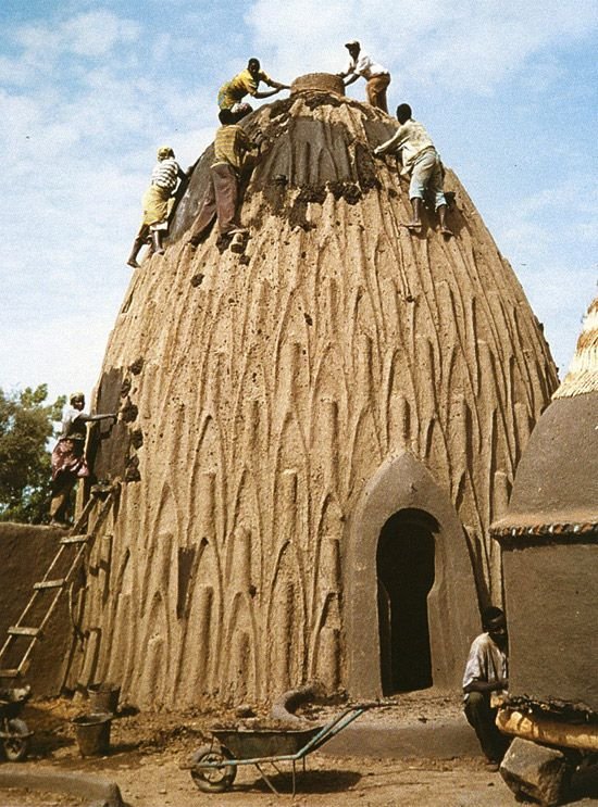  #ForgottenAfricanArchitecture(13/15) Musgum (Cameroon/Chad) These disappearing mud huts are not just incredibly elegant but according to architect and author of "Earth Architecture" Ronald Rael they are "a catenary arch - the idea mathematical form".