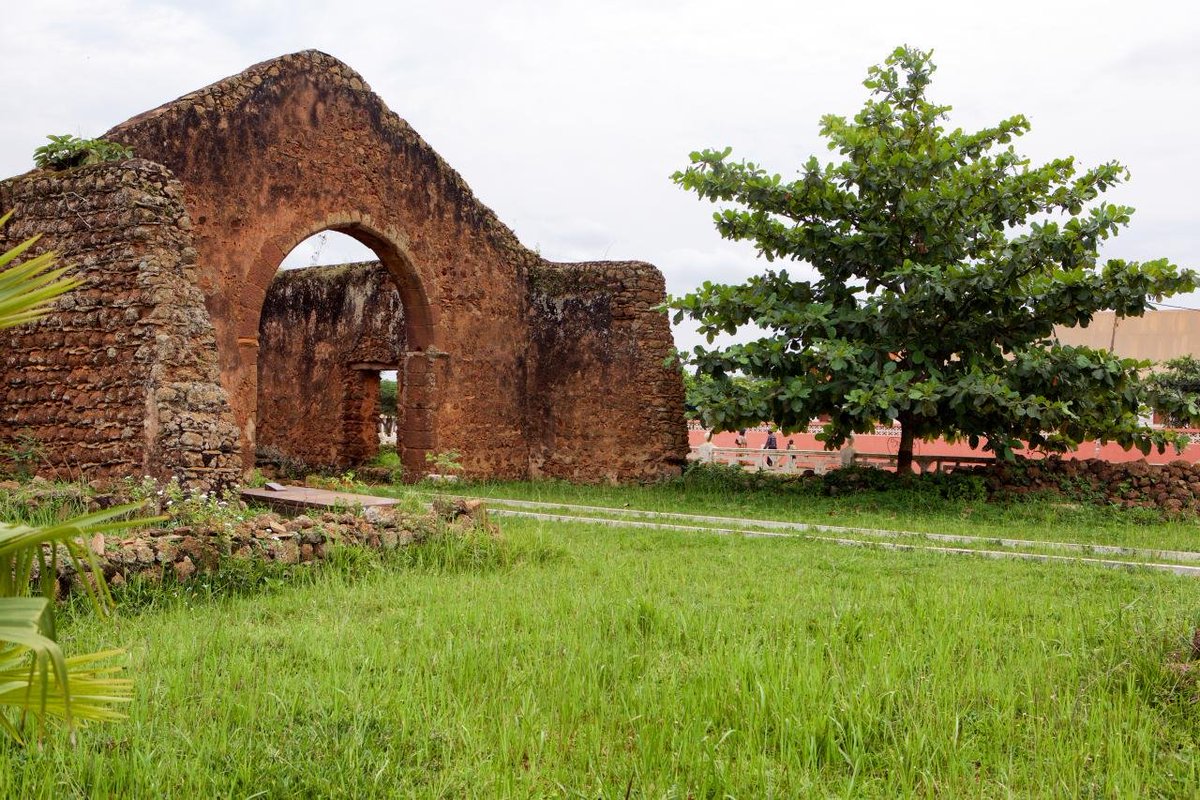  #ForgottenAfricanArchitecture(14/15)Bakongo (Congos/Angola) Kongo Mbanza was the capital of a medieval kingdom. It was a centralised state with its bureaucracy and clergy. The sophisticated architecture reflected a complex political systems with Duchies, Marquisates and Counties.