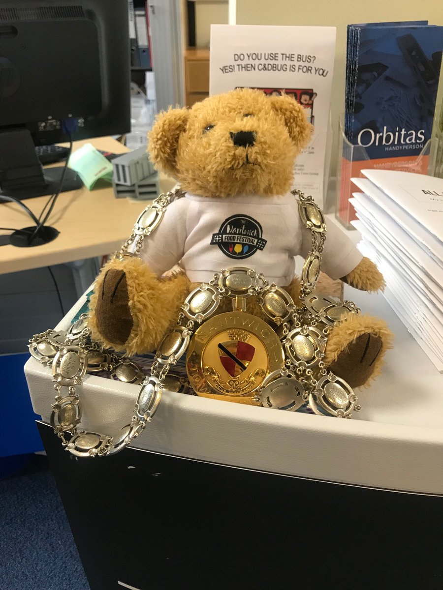 Just call me Mayor Dabber! I think the gold chain suits me, do you?

<a href="/nantwichfoodies/">Nantwich Foodies</a> <a href="/NantwichCivic/">Nantwich Civic Hall</a> 
#nantwichfoodfestival #mayor