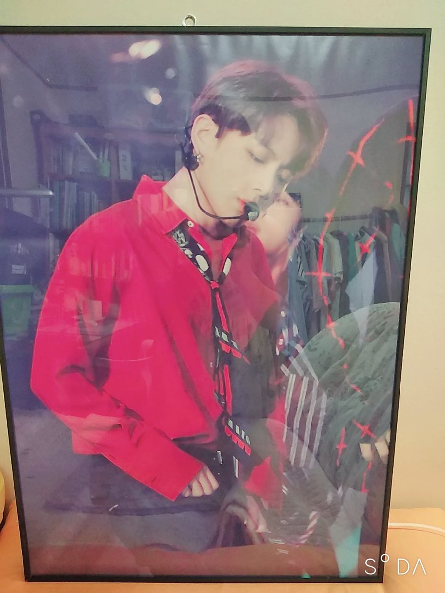SimPanda91's tweet photo. 카페 와디즈

@9791hz 
@BTS_twt 

집에서 자고 있었는데, 액�� 이벤트에 당첨되었다고 연락주셔서 진짜 너무 놀랐어요!
그때부터 심장이 막..ㅎㅎㅎㅎ
초큼 일찍 가서 음료 한잔 마시면서, 마지막으로 정국이를 눈에 꾹꾹 담고 정리하실때 잘 받아왔습니다!
진심으로 감사드려요!🥰🙆😆🙏💜 https://t.co/abZl7k44Bw