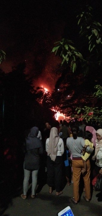 ruslanghofur's tweet photo. Kebakaran di Jalan Raya Cakung Cilincing arah ke Tanjung Priok, posisi di samping Komplek TNI AL Dewa Ruci Jakarta Utara https://t.co/wBvIqE8APA