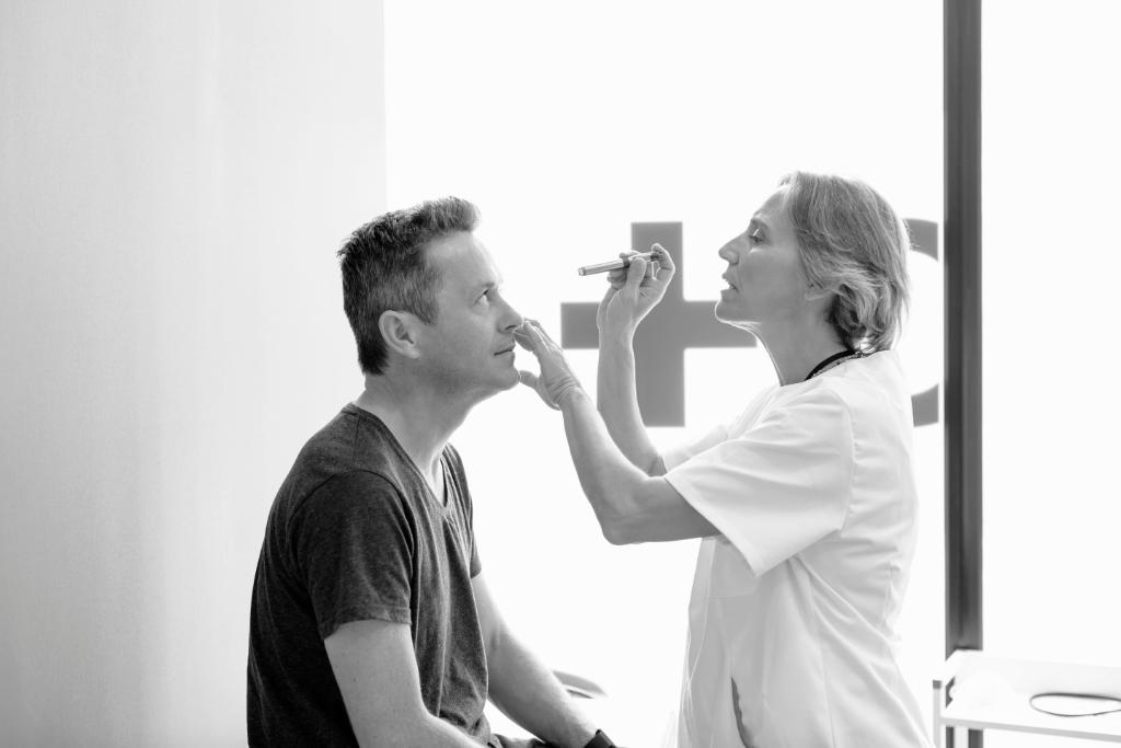 doc looking in patient eye