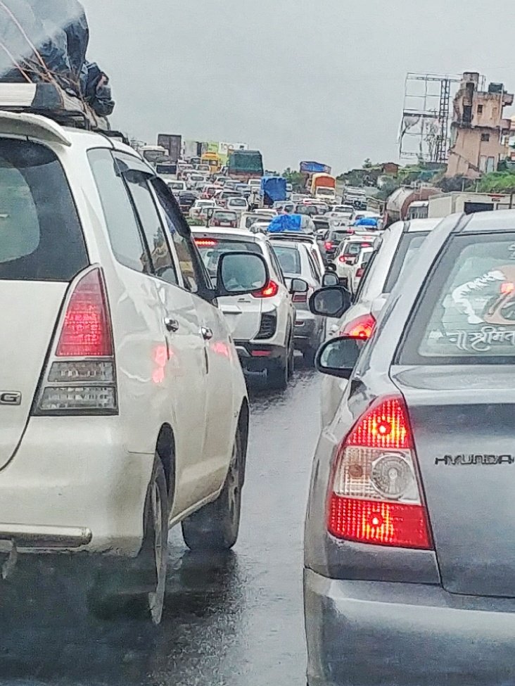 amit__chavan's tweet image. #punetokolhapur #Pune #kolhapur 
Each festival same story for last 10 years. Traffic because of divergence at flyovers under construction for more than 10 years. More than 10 of these on NH4. The #NH4 is like cross contrary championship roads. 
@nitin_gadkari @NHAISocialmedia