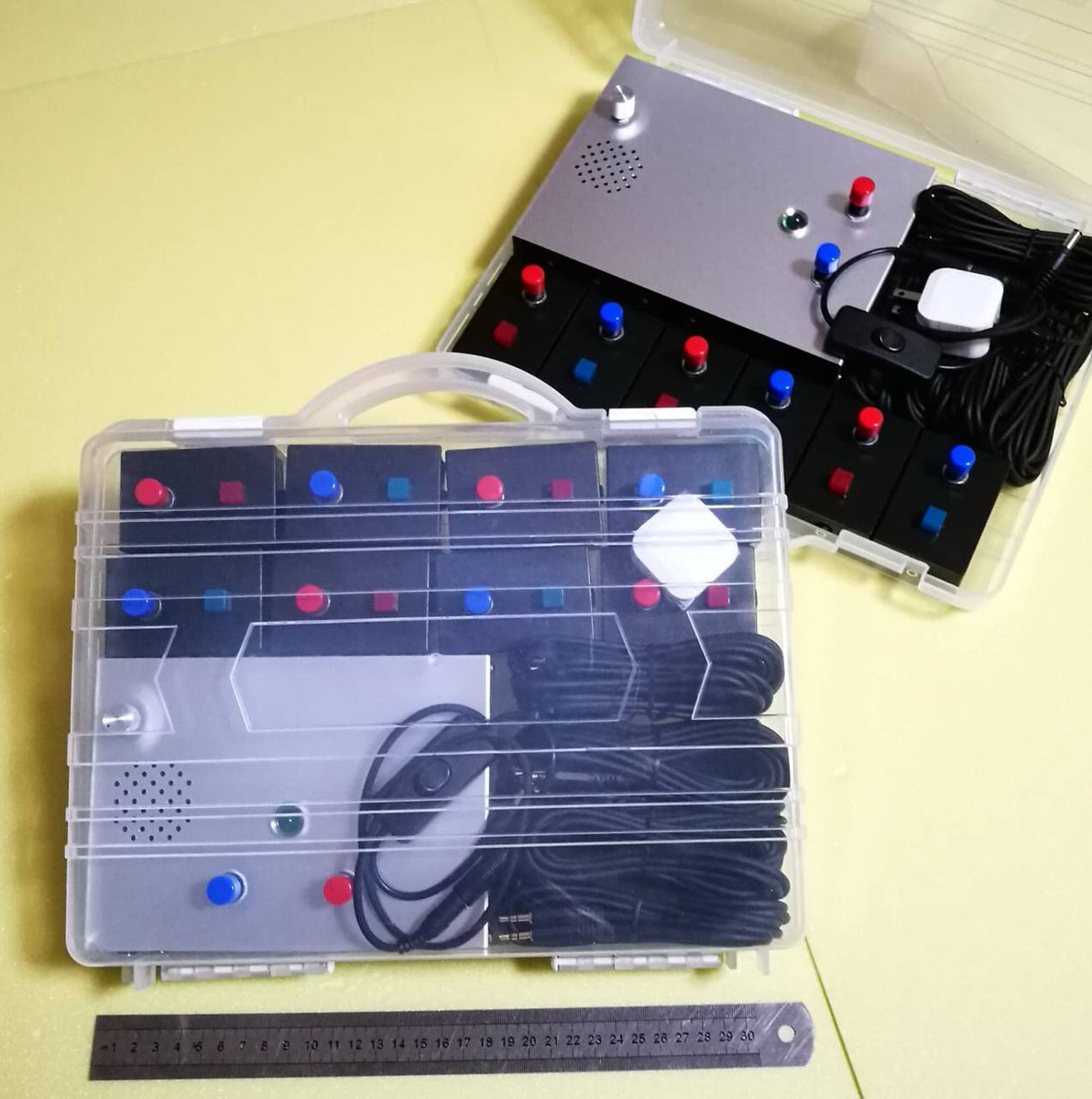 早稲田式クイズ早押し機 8端子早押し機を小型化しました 小ランプ子機8個とケーブル8本 電源アダプターを含めたフル装備が ダイソーの透明アタッシュケースにぴったり収まります 従来サイズの16端子親機も子機6個のフル装備で同ケースに収納可能
