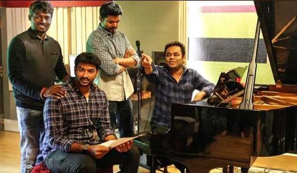 dinamalarcinema's tweet photo. விஜய் பாடிய 'வெறித்தனம்' பாடல் வெளியீடு #Verithanam #vijai #pigil https://t.co/4PhJSUfRCD https://t.co/0woB6gPAOl