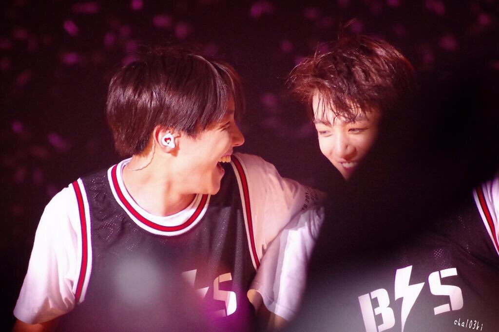 ayu_jhope_world's tweet photo. グクがホソクに対して"不満がない。ホビヒョンは天使""一番甘えられる人"と言う意味には日常生活だけではなくステージを見ていても凄く感じる事が多い。始球式で頑張ったグクを一番に迎えた時も泣いてるグクをお迎えに行く時もいつもその笑顔は全てを包み込むような優しさと大きい背中を持った兄の顔。 https://t.co/YybWUbYQrn