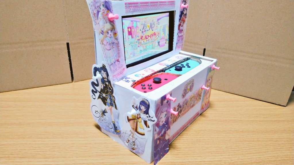 prpr1120_tus's tweet photo. プリパラ作ってみた‼️
ということでニンテンドーラボ風味のスタンドを作りました🥰
Switchをセットしてプリパラオールアイドルパーフェクトステージをプレイすることで筐体やってる感を味わうことが出来ます✨
#プリ研DIY部 https://t.co/Wjtf23vkQQ