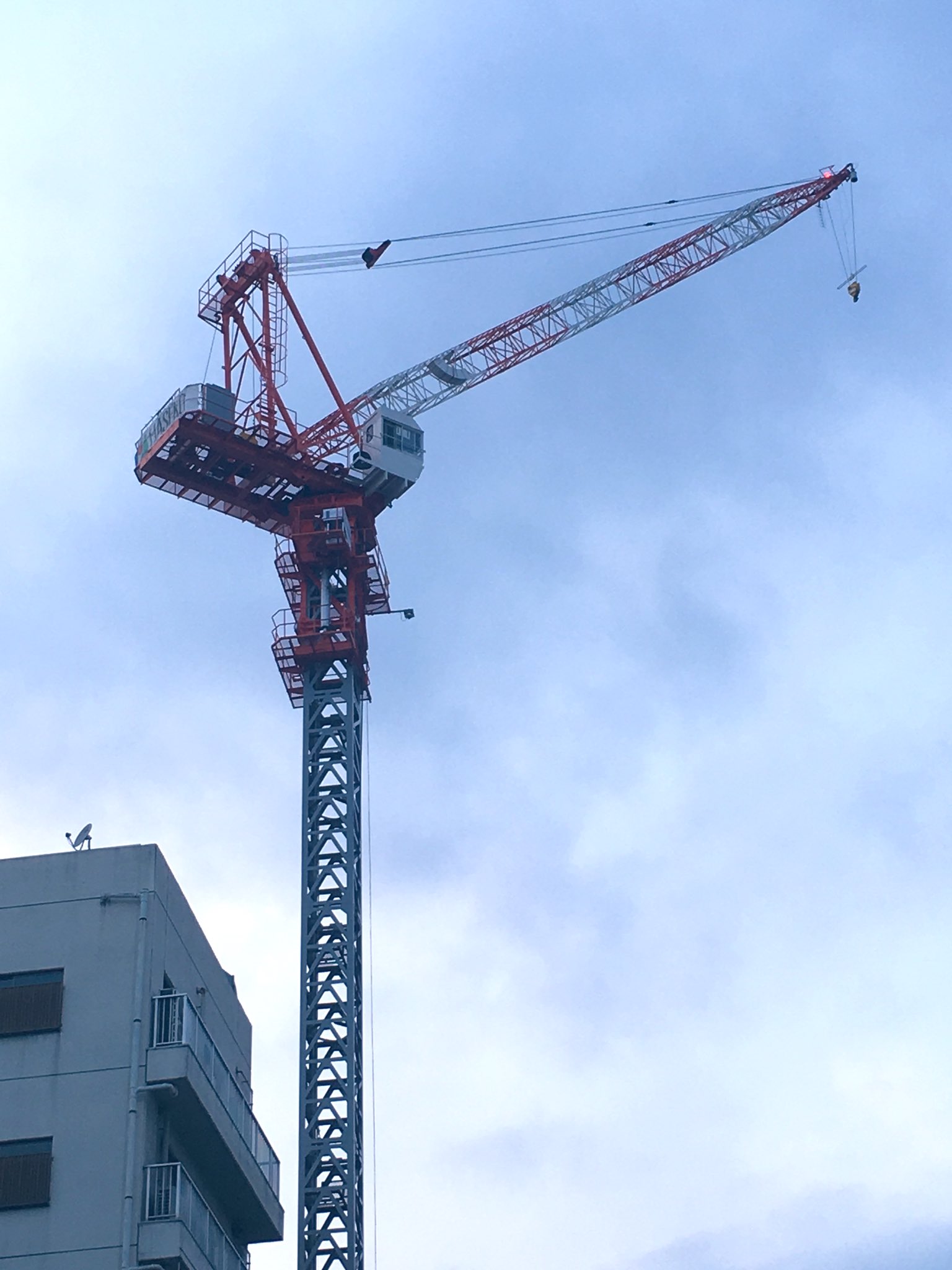 光こっき Q ビル工事のタワークレーンはビル建材の一部になるのは本当ですか A デマカセです 偶然にも 新宿のタイムズスクエア ビルだけ工事進行ミスした と言われている ので タワークレーン部をそのまま残して清掃用ゴンドラ クレーンに