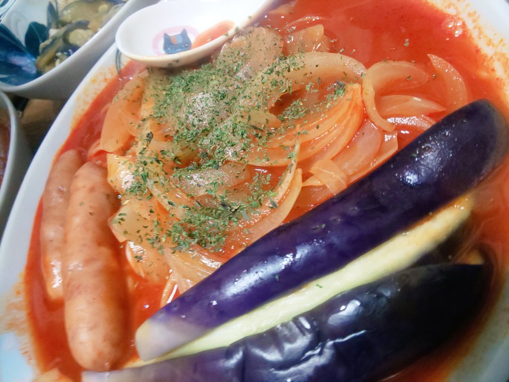 ট ইট র 柚木 チーズ入りのシャウエッセンを貰ったのでトマトラーメンにしたった あと茄子ユッケ ほんとペロリ 焼肉のタレなかったんで焼き鳥の タレで代用したんだけどおいしかった 今度はジンくんのジンギスカンのタレも試してみよ T Co