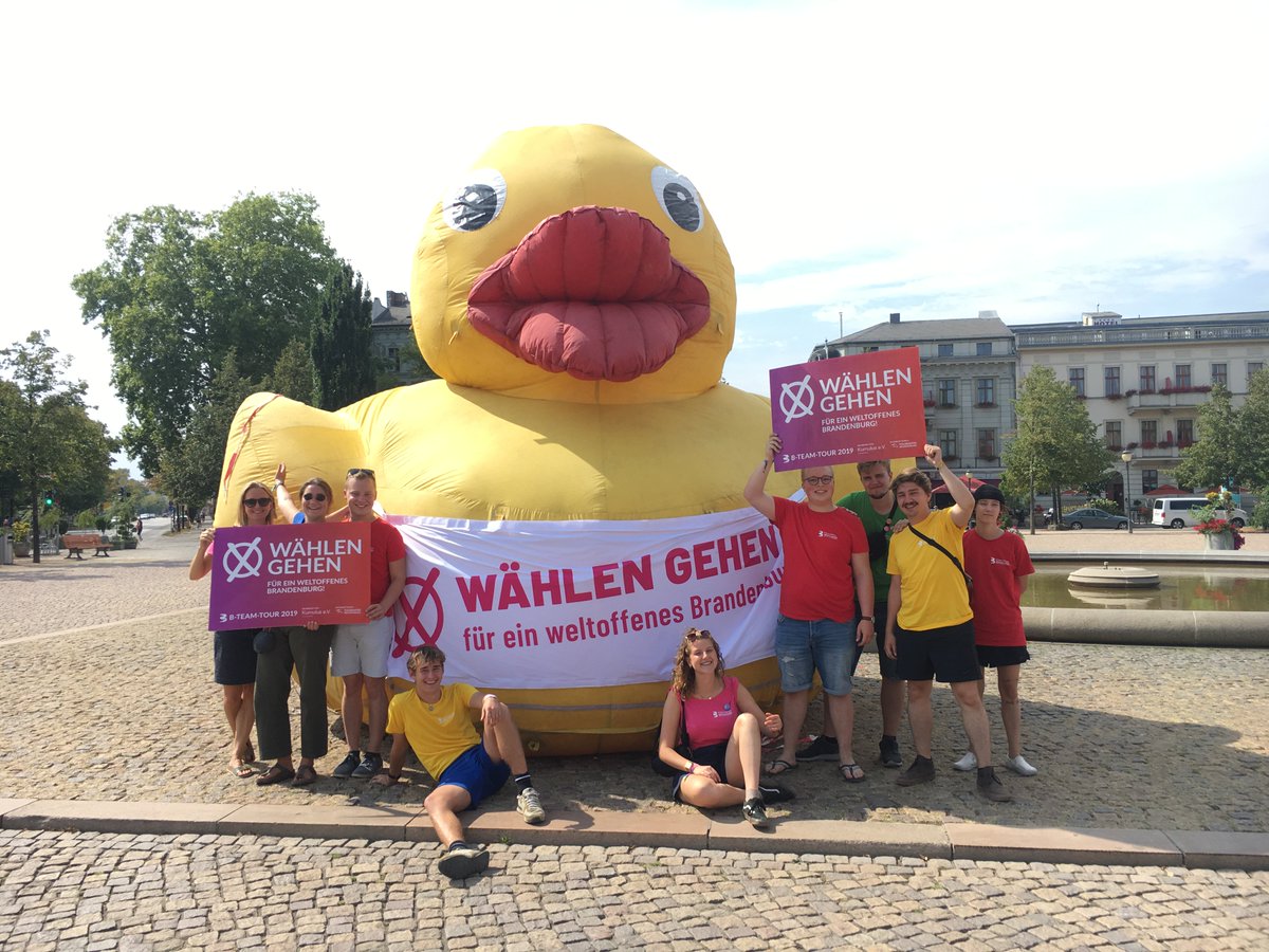 bteamtour's tweet photo. Zusammen mit Tolerantes Brandenburg gibt das B-Team noch einmal alles, um auch die letzten Unentschlossenen zu motivieren, wählen zu gehen und mit dessen Stimme die eigene Zukunft zu bestimmen. Für ein weltoffenes Brandenburg. #Landtagswahl #Brandenburg #ltwbb19 #BTeamTour https://t.co/zQxw8WQfCT