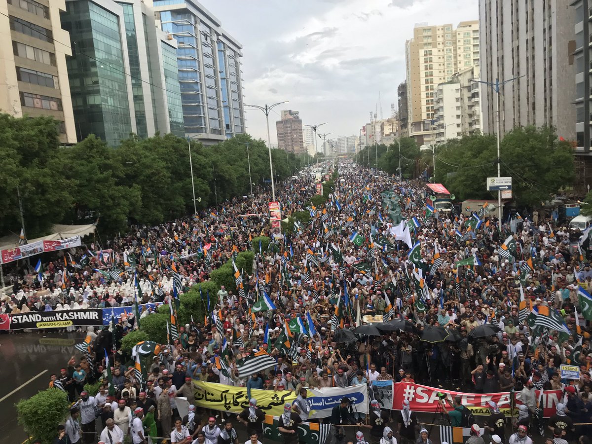 FarhanKVirk's tweet photo. جماعت اسلامی کو کراچی میں کشمیر کی خاطر یہ مارچ کرنے پر سلام ہے۔  

#KashmirMarch_Khi https://t.co/yubd9jd4uV