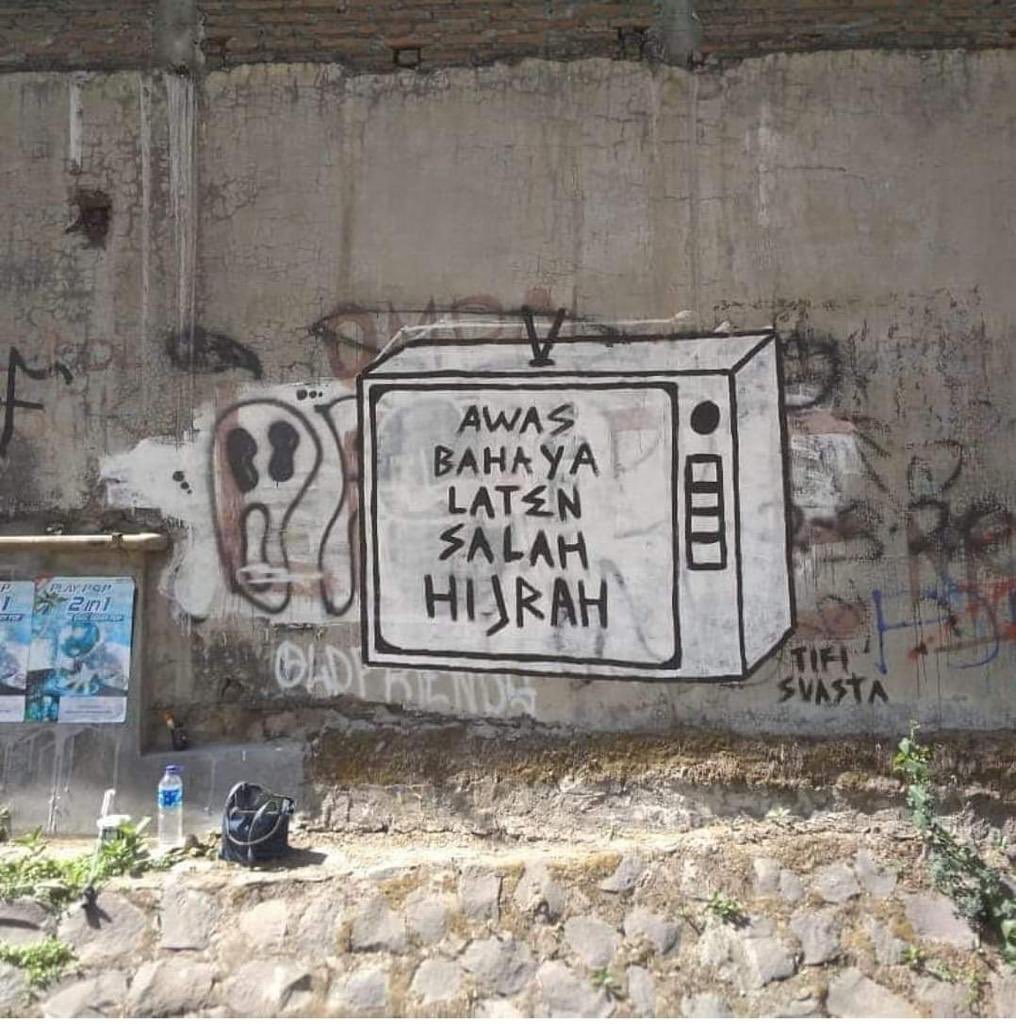 sahaL_AS's tweet photo. Di antara ciri SALAH HIJRAH: 

1. Ngrasa Islamnya paling benar. Yg ga sama dicap dosa, sesat. 

2. Keliru artikan “serius dlm berislam”: jadi tegang, saklek, sempit. Pdhl Islam itu mudah dan jembar.

3. Tertutup thdp keragaman paham dlm Islam. 

3. Intoleran thd yg beda. https://t.co/hkbHBJ0LsS
