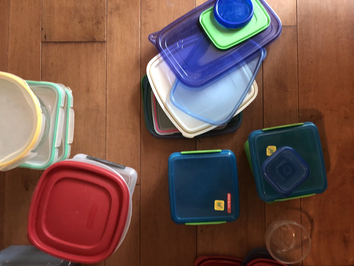 Sorting through the Food containers getting ready for back to school. #HDSBFirstDay #litterlesslunch #teachersandkindies