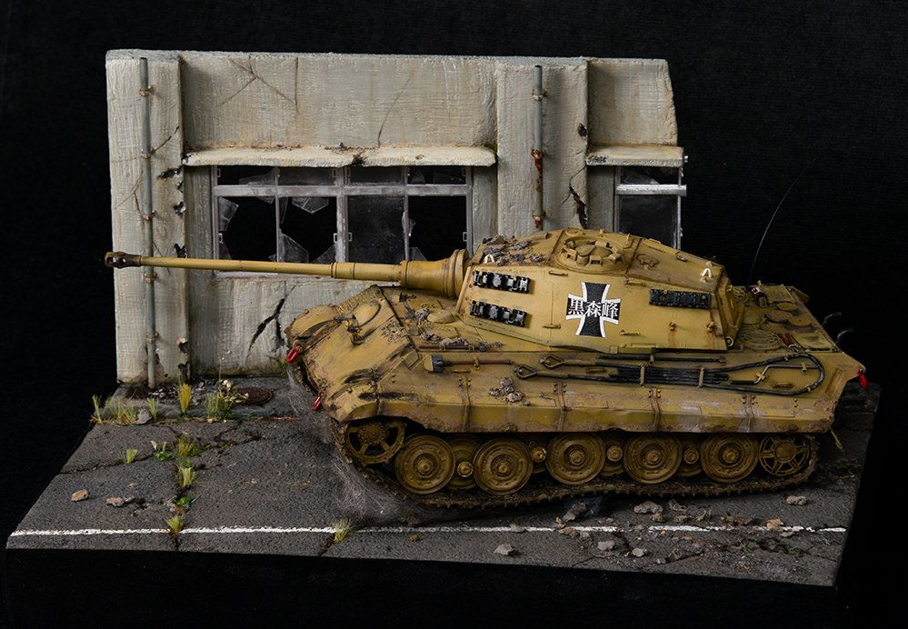 ゆっこ プラッツ ドラゴン 1 35ティーガー 黒森峰 Ver完成しました 最終章も2話公開され 今更ながらtv版決勝戦 待っていてください隊長 のシーンをイメージ 競技車両なので錆表現少なめに赤塗色のフックなど表現しました Gup 黒森峰 模型戦車道