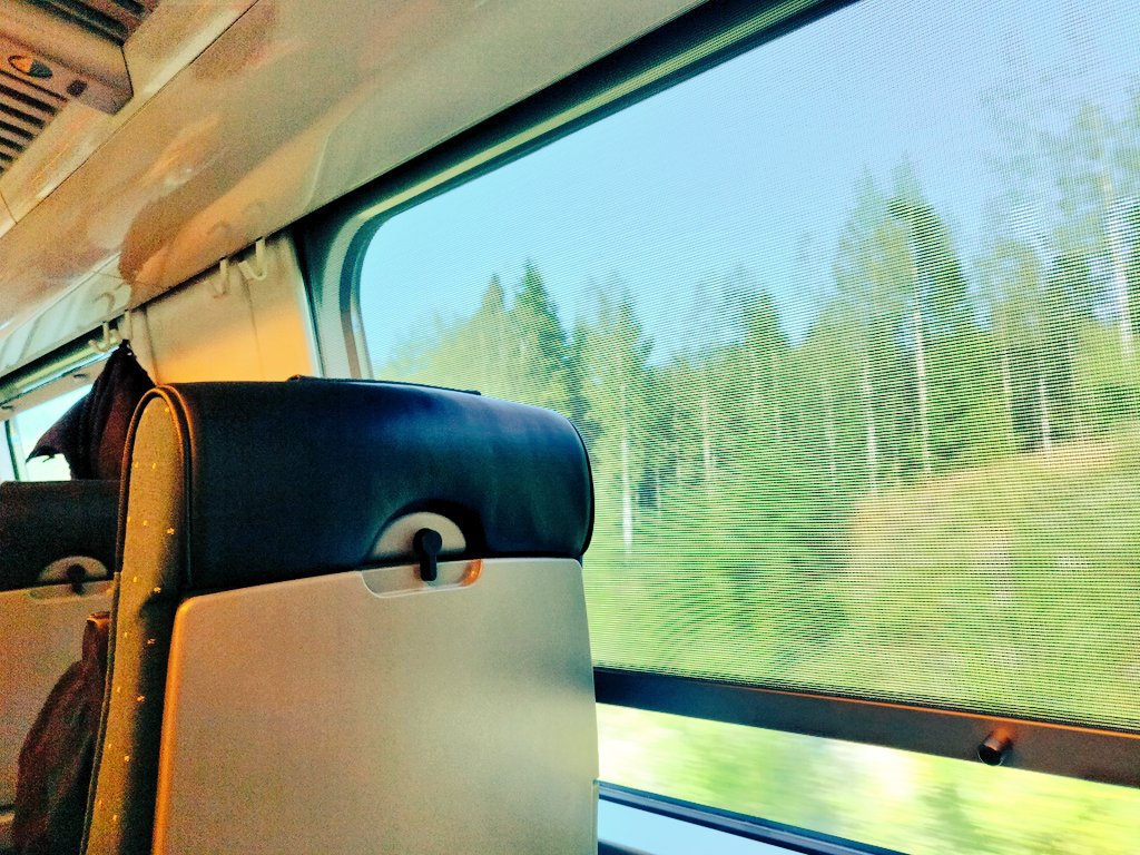 Aeignatius's tweet photo. Etukäteen fiilistelin, mitä kaikkea ehdin tehdä 5,5 tunnissa junassa. Pari tuntia jäljellä ja keskityn lähinnä tajuissa pysymiseen: lämpöä vaunussa liki 30 C. Lisäksi edessä oleva pöytä pamahti auki, kun kurottelin jalkatilaan. Saavun kotiin hikisenä ja silmä mustana. @VRmatkalla https://t.co/mfgcBEAyYl