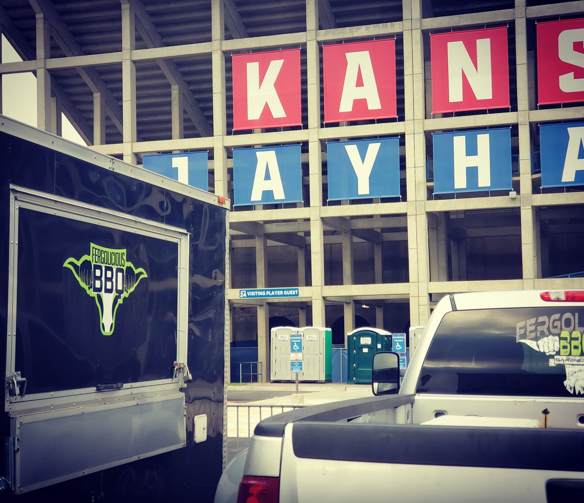 FergoliciousBBQ's tweet photo. Cookin the second leg of this double header tour. Competed in Nevada, MO yesterday & now the @MMSmokers G33 is doin its thang at KU. Good luck errbody.
#RubSumLUV #bbqlife #bbqfamily #bbqnation #kcgrillingco #kcbs #myronmixonsmokers #nomercysweeptheleg #kcgcdojo https://t.co/R5vrJwKxLU