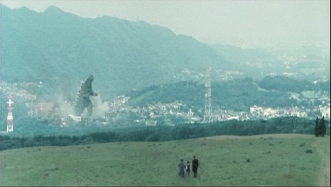 yukaikaijin's tweet image. ねえ、何でゴジラは街を壊してるの？
お前が生まれるずっとずっと昔にな人間が恐ろしいことしてしまってよ、ゴジラを怒らしてしまったんだよ

お前にはまだ分からんだろうが、とてつもないでかい火を起こしてよ、あらゆるものを焼き尽くしてしまったんだよ。その時の怒りを決してゴジラは忘れねえんだ