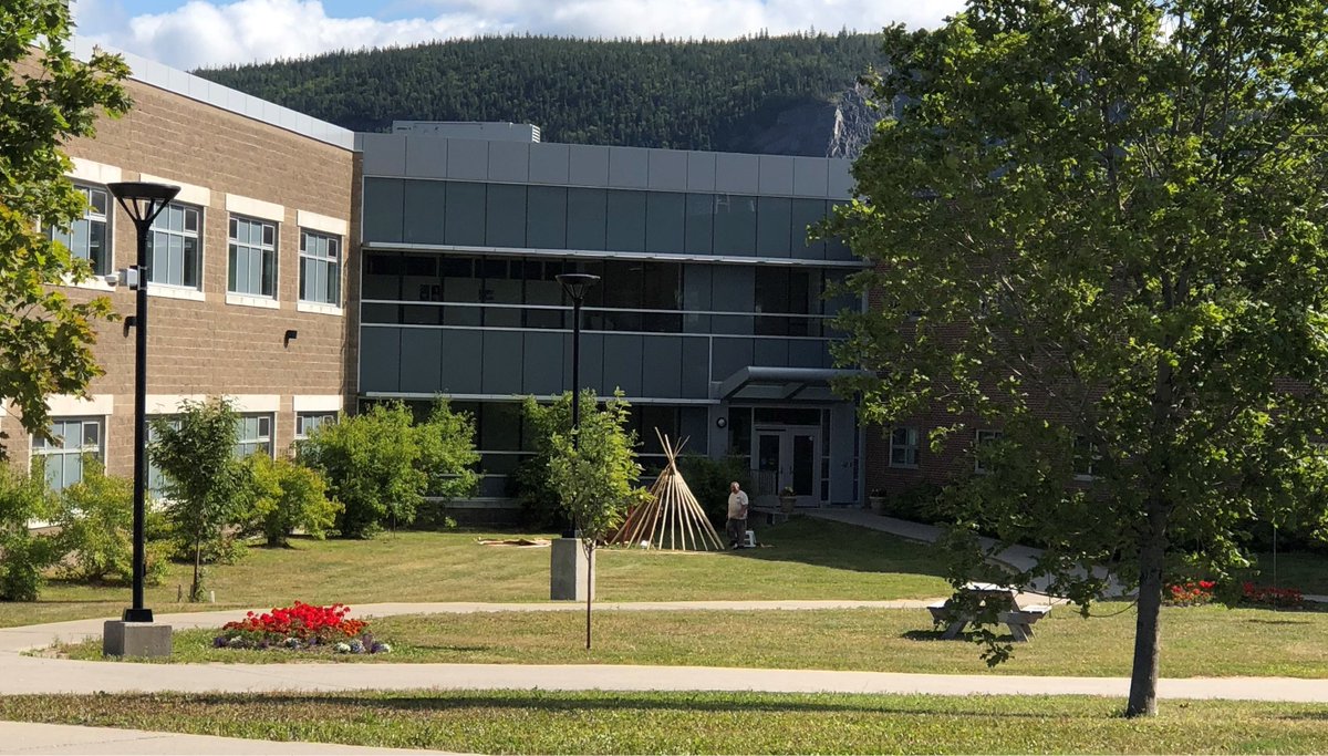 KellyAnneButler's tweet photo. The work ethic of this man is unbelievable. Ivan White Sr. doing and re-doing work on a birch bark wikuom now almost complete as part of campus life @grenfellcampus #mikmaq #wikuom #indigenous https://t.co/NJqB6VVOIG