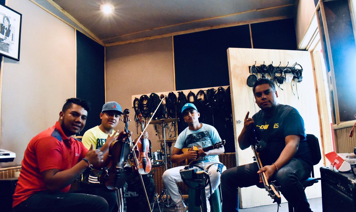 PaulMacarnes's tweet photo. Hoy en nuestro studio el trío Herencia Imperial de San Luis de la PaZ https://t.co/zAQ38gPmzm