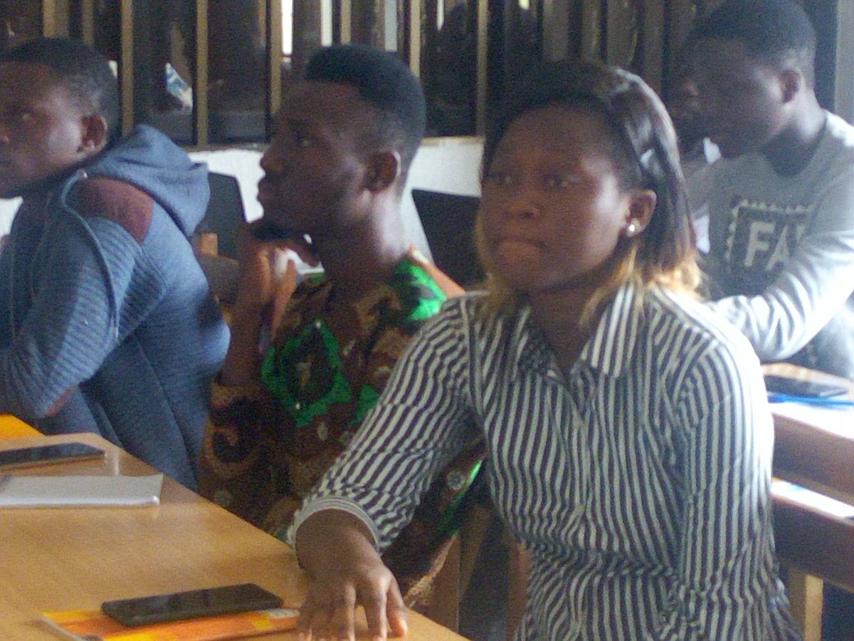 ab_benin's tweet photo. @Jro_Soumaho, blogueur de @ab_benin anime une session sur le #référencement #Web (SEO) avec les participants. Il aborde la stratégie d'utilisation des mots clés pour qu'un article soit bien mis en valeur par le moteur de recherche #Google.
#BlogDay229 #Workshopblogging https://t.co/UsXWUhJIoV