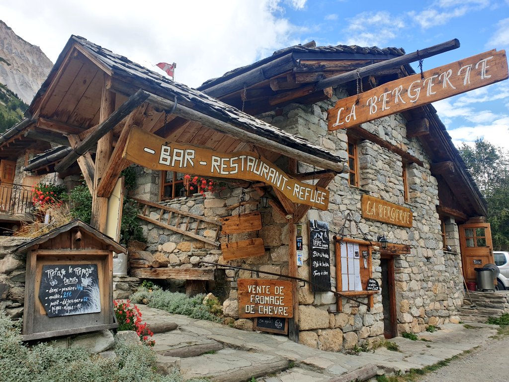 vadrouilleurs's tweet photo. Il n'y a pas de saison pour manger une bonne fondue à la #montagne ! 😁
Il n'y a en effet vraiment pas de mal à se faire du bien dans un tel décor 😉
#PralognanlaVanoise #LaBergerie #ParcdelaVanoise #savoiemontblanc #jaimelamontagne @pnvanoise https://t.co/V1olycnA99