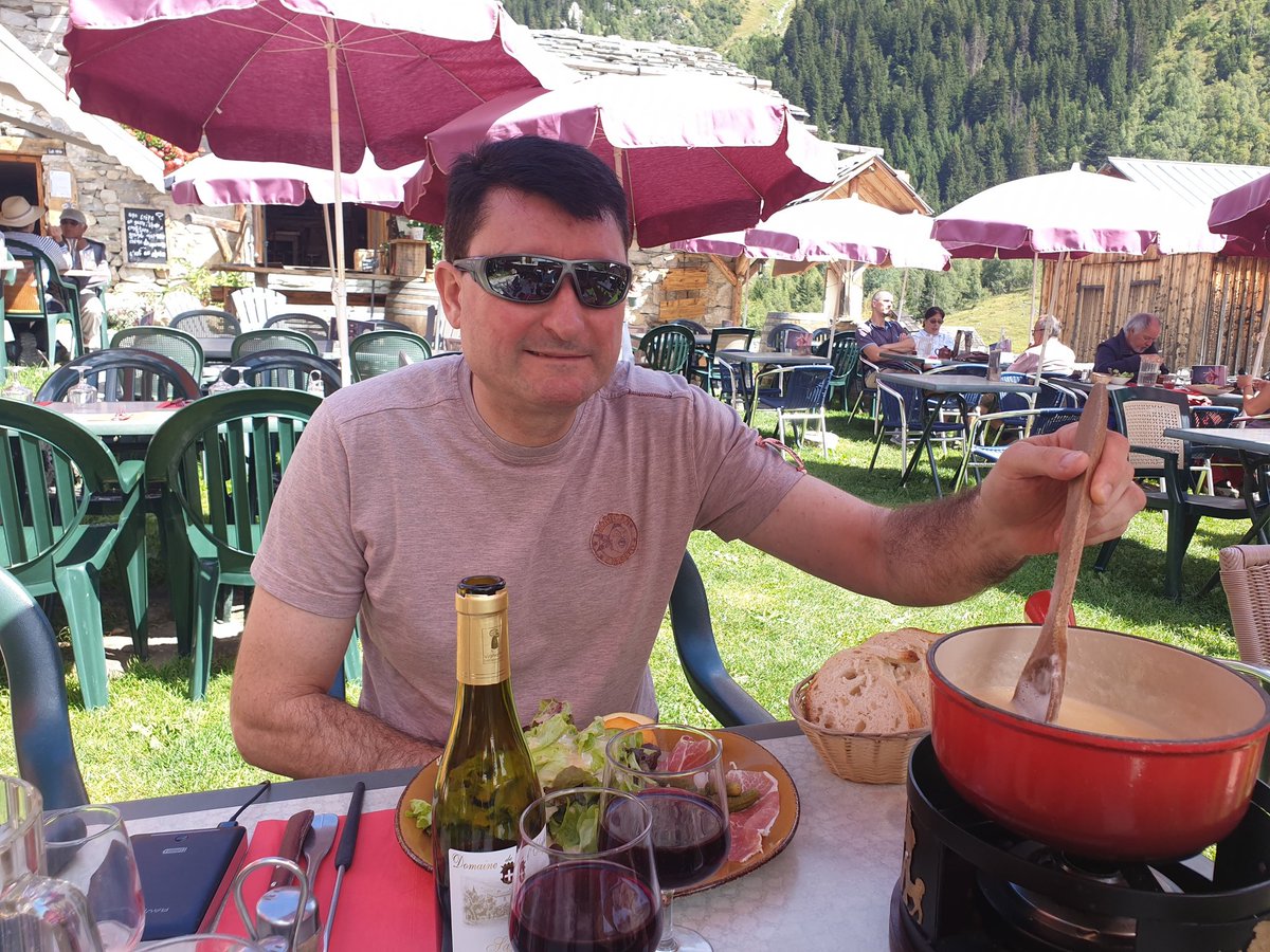 vadrouilleurs's tweet photo. Il n'y a pas de saison pour manger une bonne fondue à la #montagne ! 😁
Il n'y a en effet vraiment pas de mal à se faire du bien dans un tel décor 😉
#PralognanlaVanoise #LaBergerie #ParcdelaVanoise #savoiemontblanc #jaimelamontagne @pnvanoise https://t.co/V1olycnA99