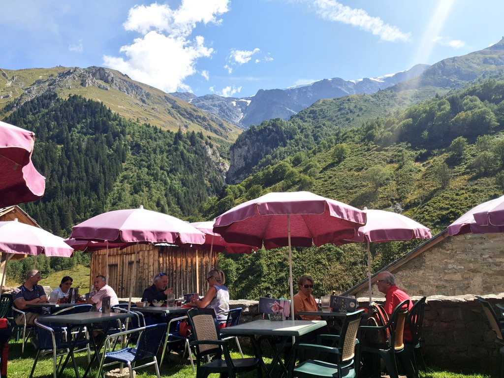 vadrouilleurs's tweet photo. Il n'y a pas de saison pour manger une bonne fondue à la #montagne ! 😁
Il n'y a en effet vraiment pas de mal à se faire du bien dans un tel décor 😉
#PralognanlaVanoise #LaBergerie #ParcdelaVanoise #savoiemontblanc #jaimelamontagne @pnvanoise https://t.co/V1olycnA99
