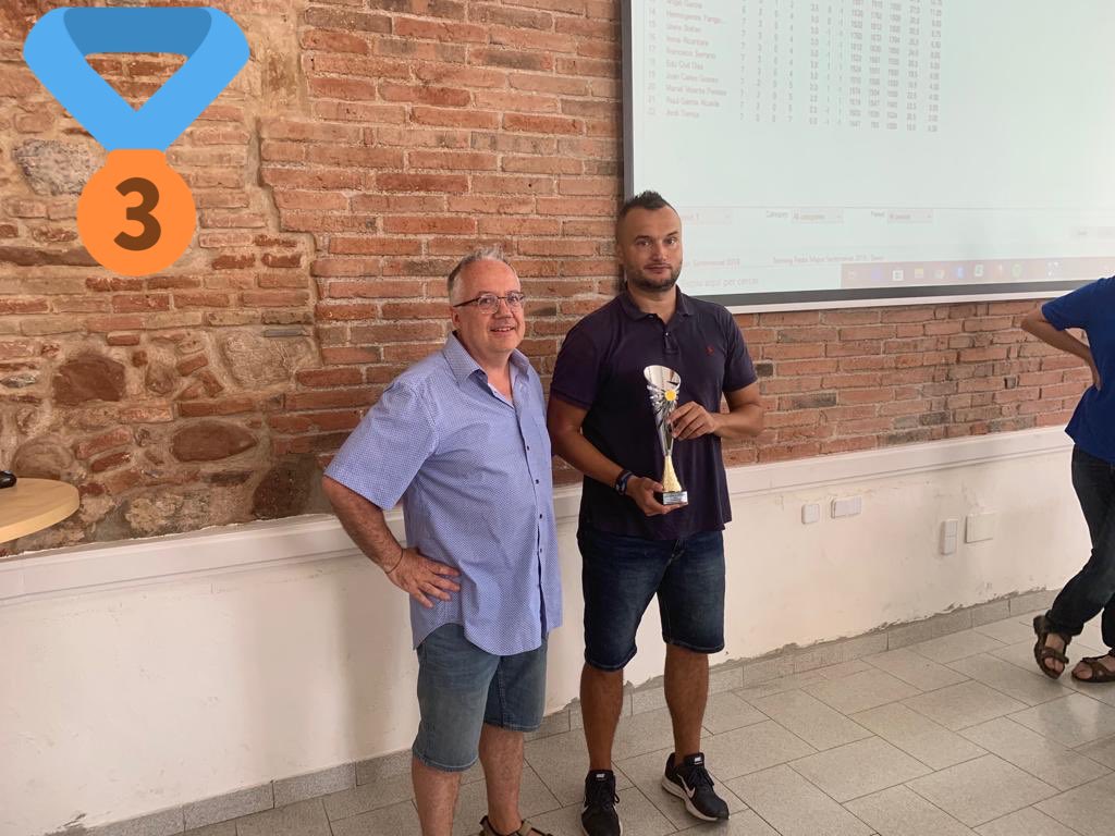 AjSentmenat's tweet photo. 📸Fotografia del primer, segon i tercer classificats del torneig d’Escacs de la #FMSentmenat19 https://t.co/O1l8iAkPXN