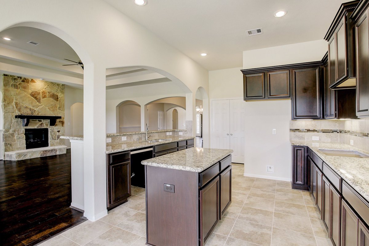 khovhouston's tweet photo. A #khov party is the BEST kind of party. Join us for our Open House Party today at Sellers Station. Own the perfect piece of Texas; 4659 Clearwater sits on 1.3 acres 🤩 Full of Texas charm, you won’t want to miss this home! See you today in #baytowntx from 12pm-4pm. https://t.co/5IiQ9oENU9