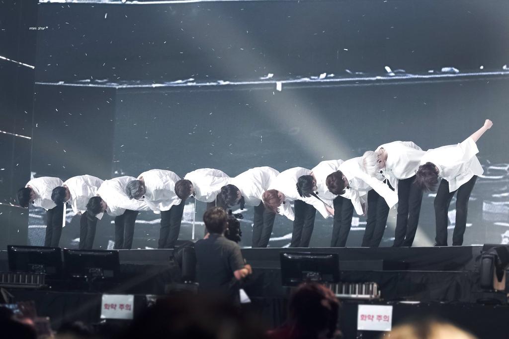 archivehsw's tweet photo. Congratulations for X1's first win Tonight, I and one it was very touched because you guys worked so hard and brought good results. We love you all very much. And I hope you guys grow to be kpop idols who are very famous all over the world, thank you😍😍💜❤ #FLAϟH1STWIN #X1 https://t.co/EYVgT4HM07