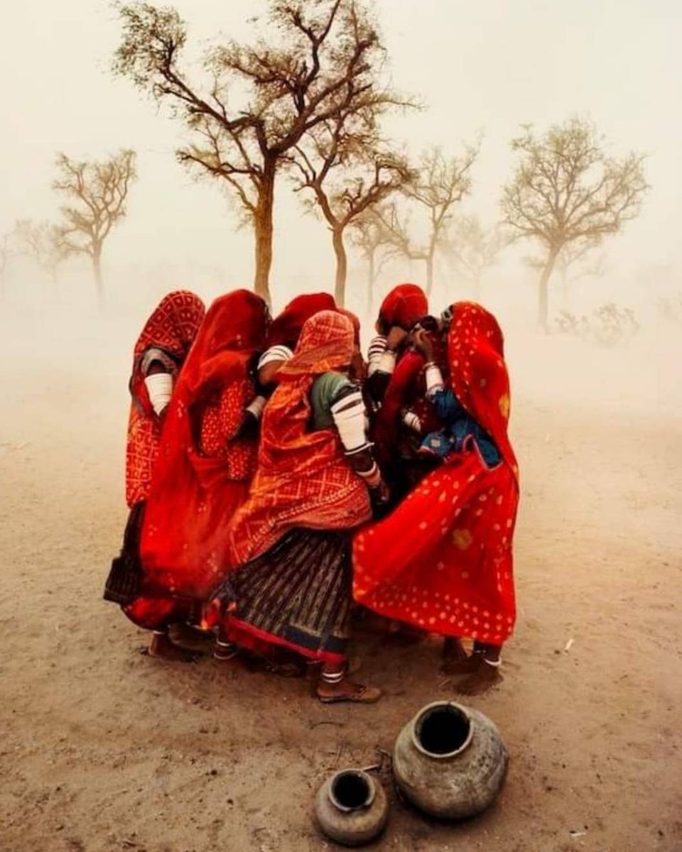 TravelLdrsCOS's tweet photo. Women sheilding themselves from a dust stormin Rajistan India, Steve Mccurry 1983 https://t.co/8oADcFuE73