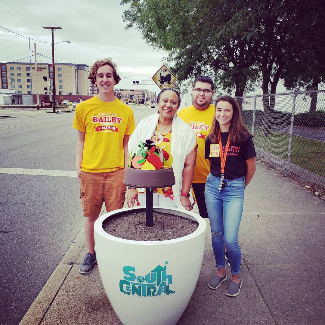 BaileyForMuncie's tweet photo. Out canvassing yesterday in the South Central Neighborhood with these amazing volunteers! I love seeing what neighbors are doing to beautify the South Walnut corridor leading into to Downtown Muncie. If you would like to join our walking team send us a message! #BaileyforMayor https://t.co/1ixHT8O501
