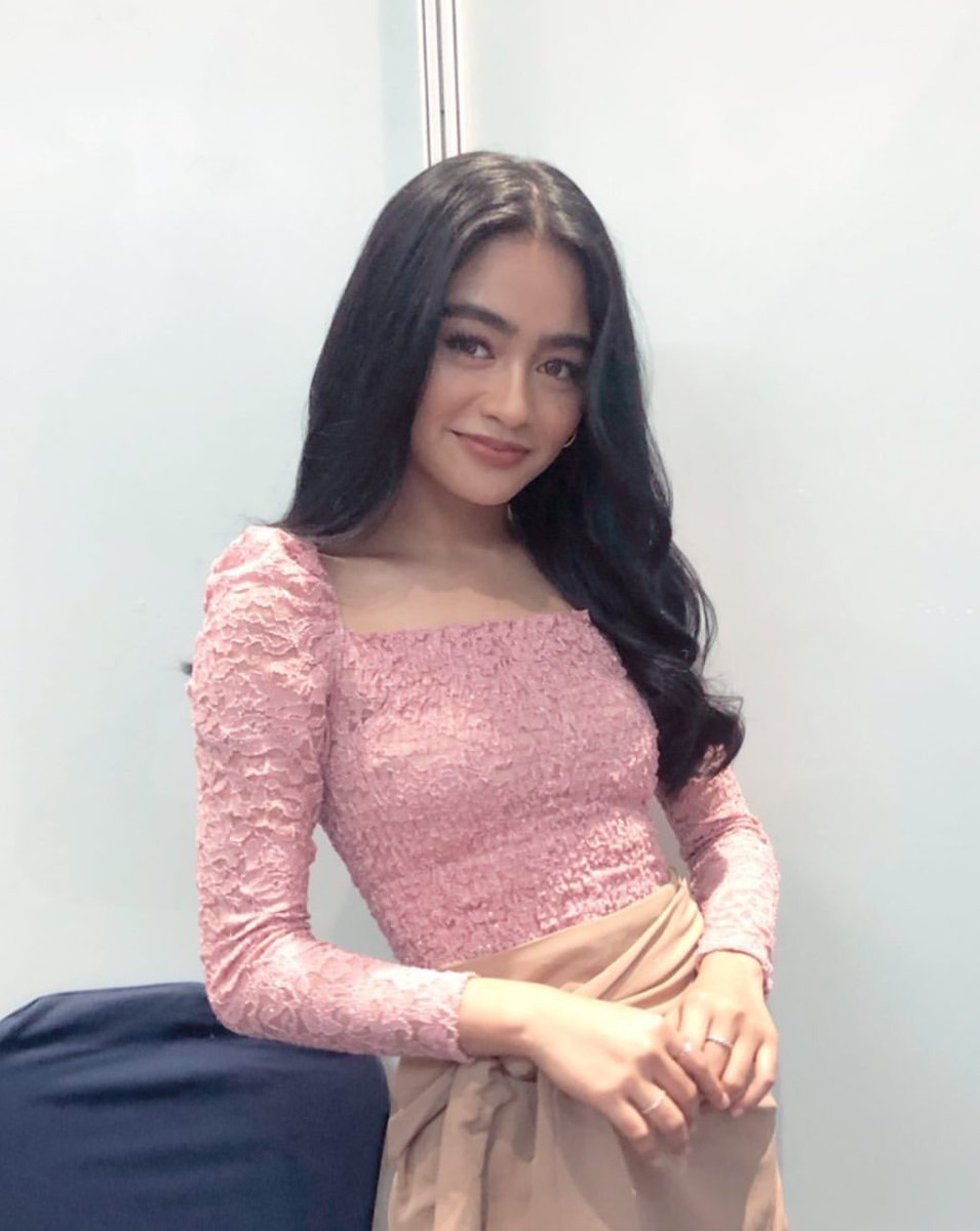 polaroidviv's tweet photo. She’s on a whole other level of gorgeous today. Who wouldn’t fall in love?

MARLOxVIVOREE Señorita

#ABSCBNBallFanFave Vivoree Esclito
@vivoree https://t.co/9pXyCxI7WG