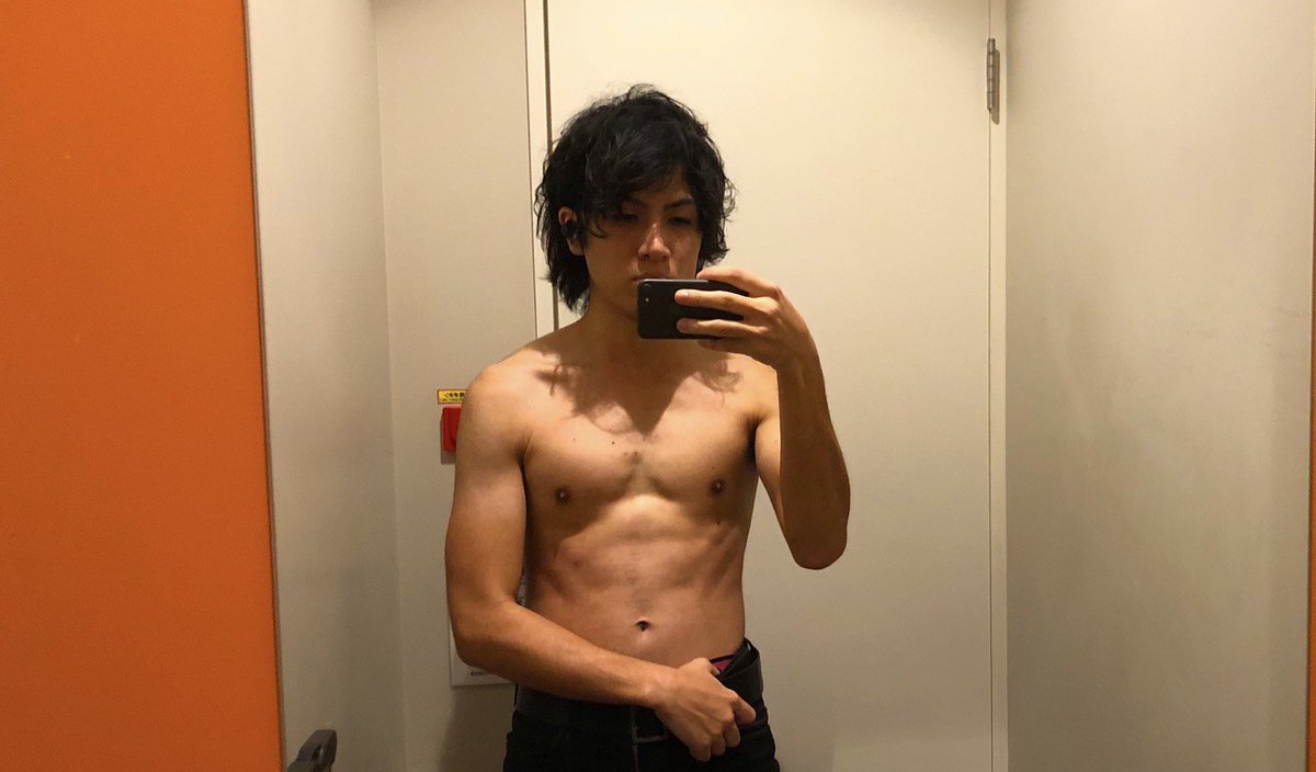 キラ Twitterissa 余談 上裸で恐縮ですが ９月は裏テーマとして 筋トレ再開 ７０キロまで増量 をやります 今６６キロ まだガリですが これでも４kg頑張って増やしたんよ ガリがデカくなる Tipsって 痩せる 系と比べて少ないんで 移動生活の身体作り