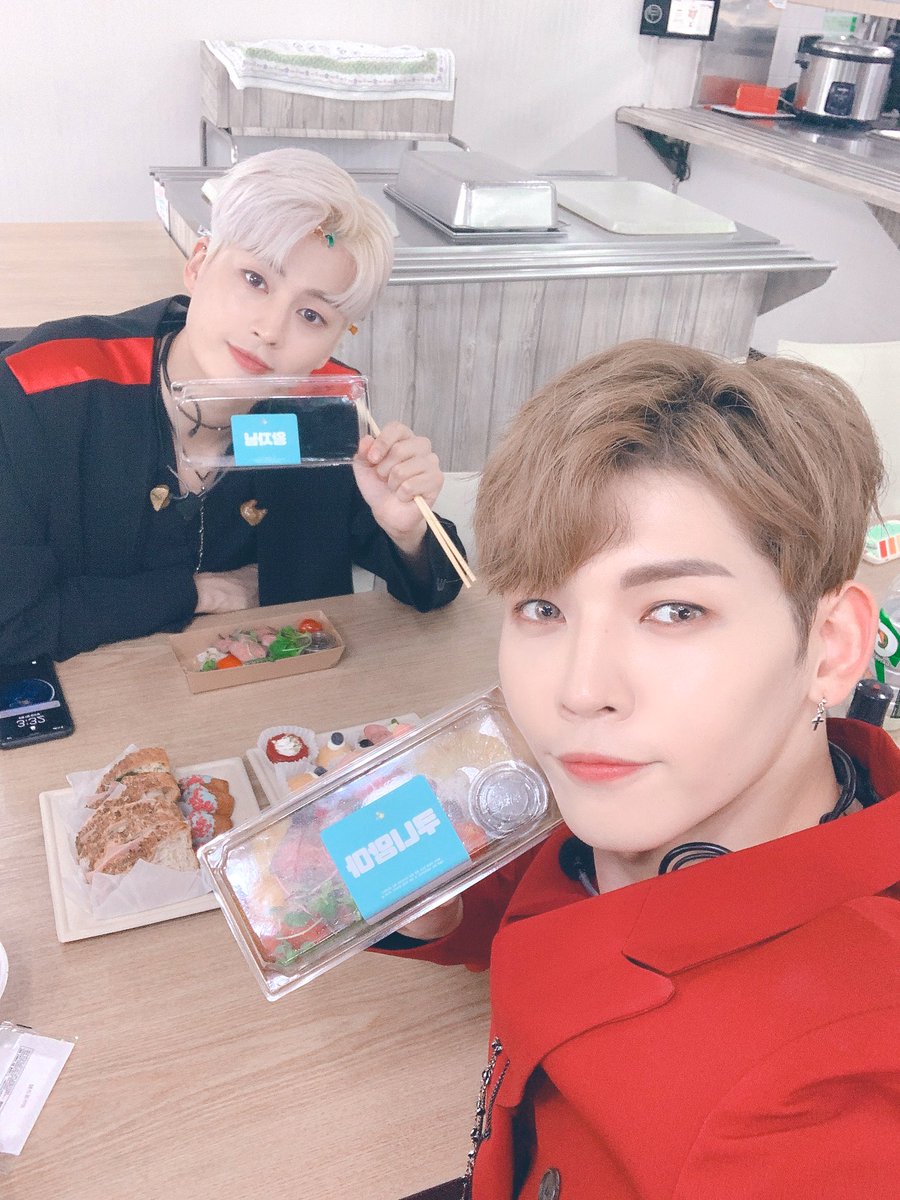 UP10TION's tweet photo. [#쿤] 허니텐 인기가요 어땠어요~? 오늘도 굿밤할 수일시 하세용 ㅎㅎ (두 번째 사진 짱연한테 허락받음) https://t.co/R8EEkbdPNR
