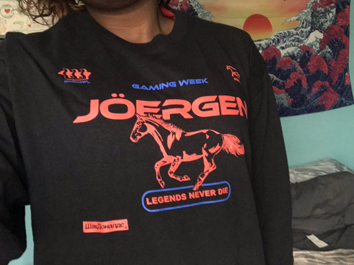 DezzDLee's tweet photo. Tfw your @pewdiepie merch comes earlier than expected 🤑 https://t.co/55lFzzquMB