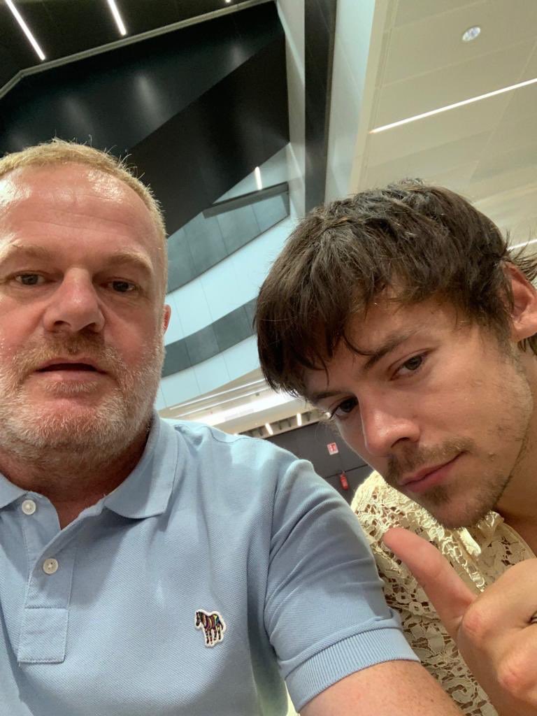 Erin Soooo My Dad Just Met Harry In Italy Cannot Fucking Believe My Eyes Harrystyles T Co Quyu0vk8bf Twitter