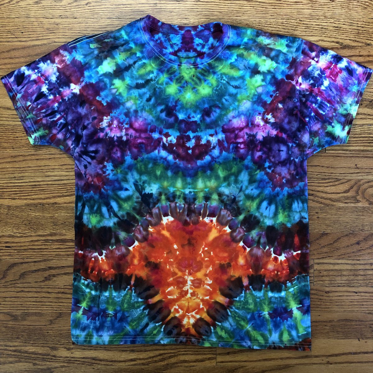 TheLeesOfMemory's tweet image. Got a really nice-looking batch of Ls &amp;amp; XLs ready for @Phonoluxe 🌈 Nashville locals, come 'n' get 'em! (Workin' on steppin' my etsy game up for everybody else, but it'll take a little time... and lots of ice.)🙃 #IceAndTime #icedye #FiberReactive #ProcionDyes @dharmatrading 🌈