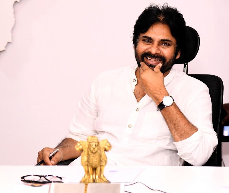 vanga_sireesha's tweet photo. HapPy BirThDay #pavankalyan 
I respect him as a person he is❤️
Yes
he is my inspiration😎
he is my leader✊
he is my god❤️ https://t.co/rcRJOZ07io