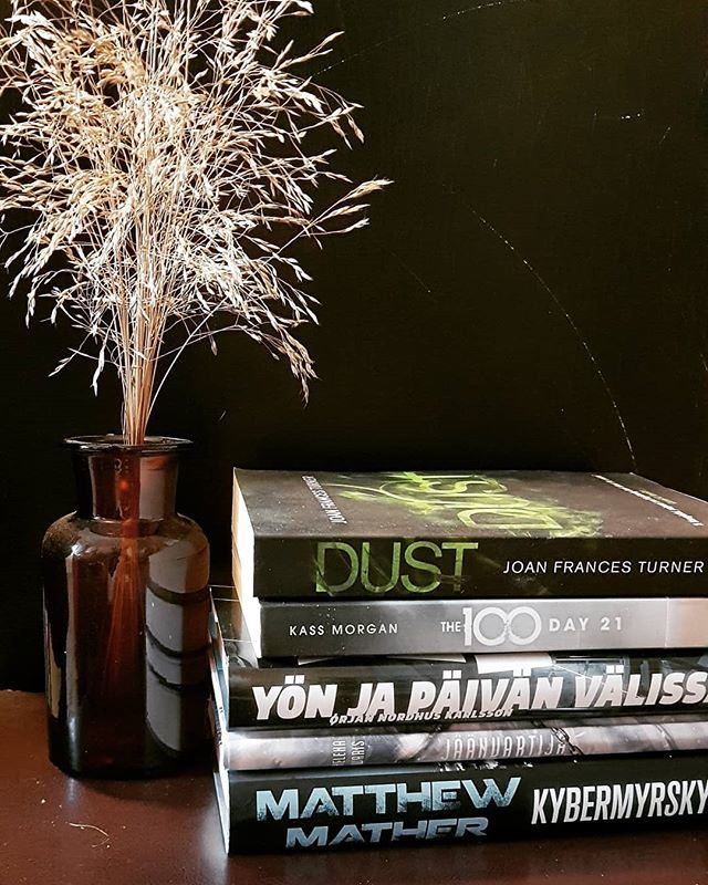 NeriumBlack's tweet photo. Syyskuun #lukupino #septembertbr #tbrpile #kirjapino #bookpile #joanfrancesturner #dust #kassmorgan #the100 #day21 #ørjannordhuskarlsson #yönjapäivänvälissä #husetmellomnattogdag #helenawaris #jäänvartija #matthewmather #kybermyrsky #cyberstorm #kirja #k… https://t.co/p57EqfP6PL https://t.co/jjhjx7GjeA