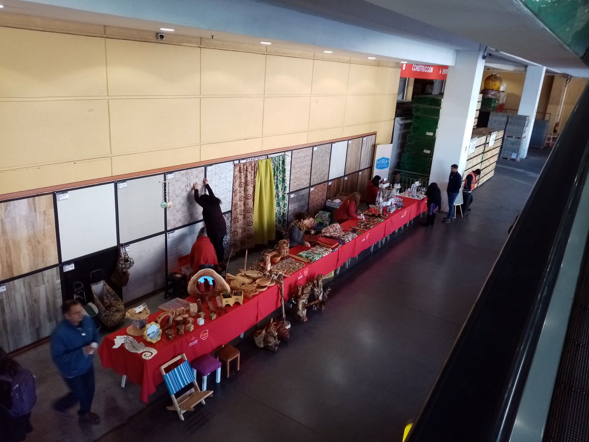 RegionDigitalCl's tweet photo. A esta hora y durante todo el día un grupo de emprendedoras de Quintero estará en la Feria local del Easy de Barón en Valparaíso. #ProgramaJefasDeHogar @sernameg_valpo @DesafioChile @sitiodelsuceso https://t.co/ljI51IoasQ