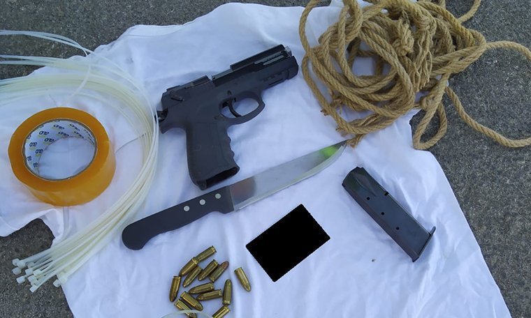 "Eşim beni öldürmeye geliyor"...

Ve yakalanan adamın üzerinden çıkanlara bakın:
Anlık öfke diyenler iyi bakın bu fotoğrafa ne göreceksiniz!
#Ölmekİstemiyoruz

Kadınlar erkekler tarafından  canavarca, tasarlanarak öldürülüyor.